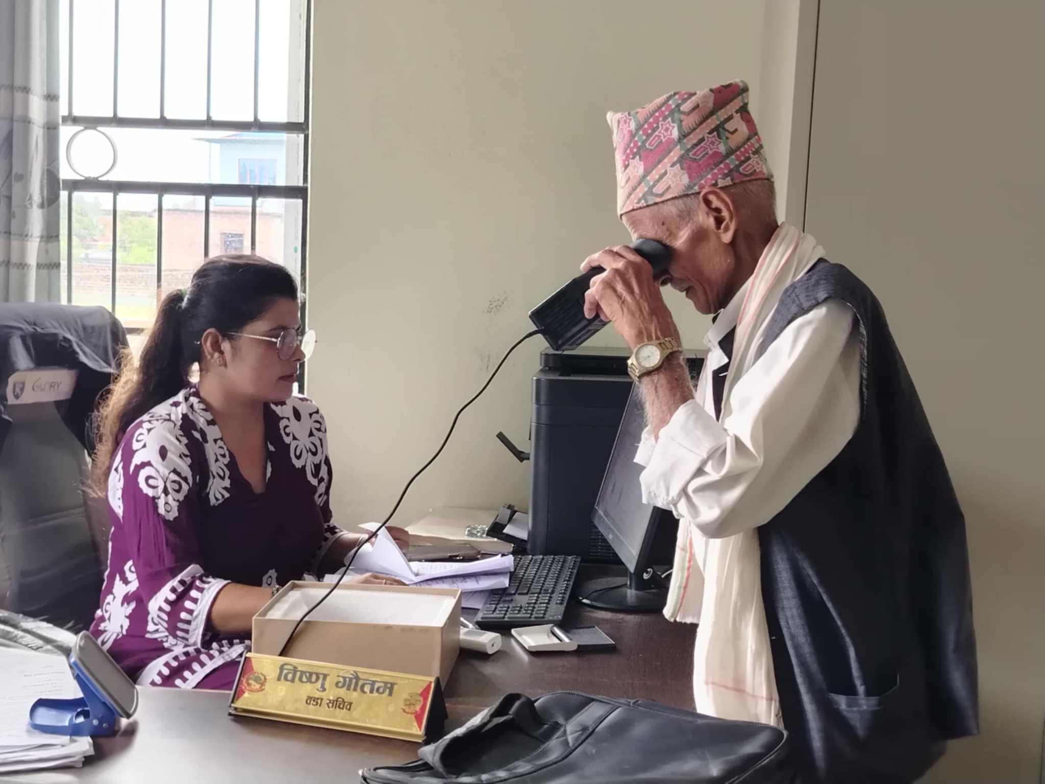 सार्वजनिक बिदाको दिनमा पनि सामाजिक सुरक्षा भत्ता नवीकरणमा जुट्यो बाणगंगा नगरपालिका–८ वडा कार्यालय